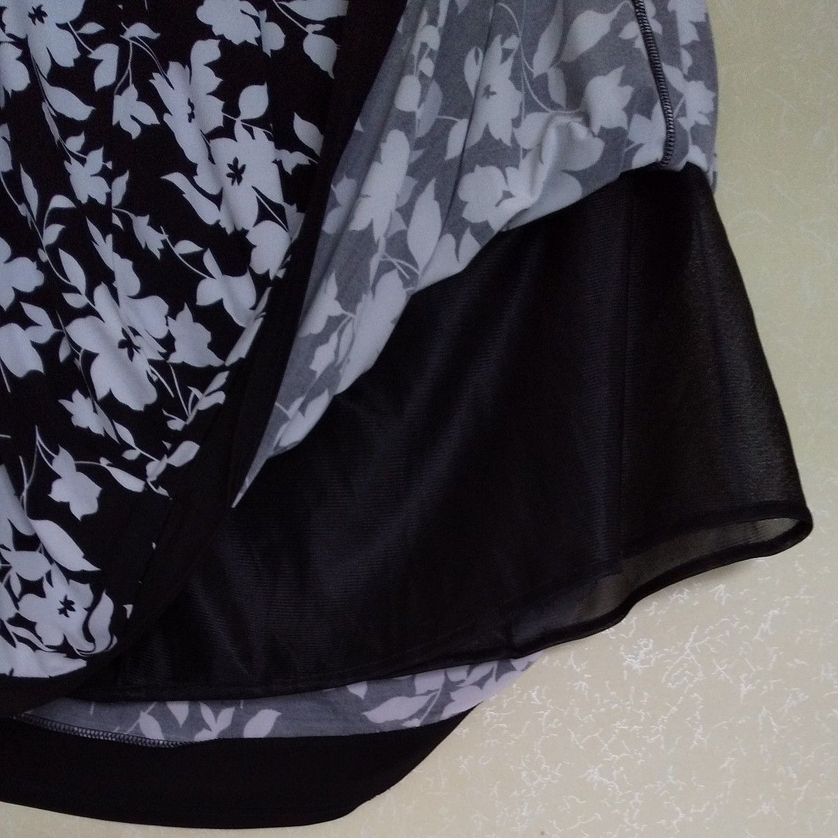 フレアスカート膝丈-黒白花柄スカート&ショルダーミニバッグ