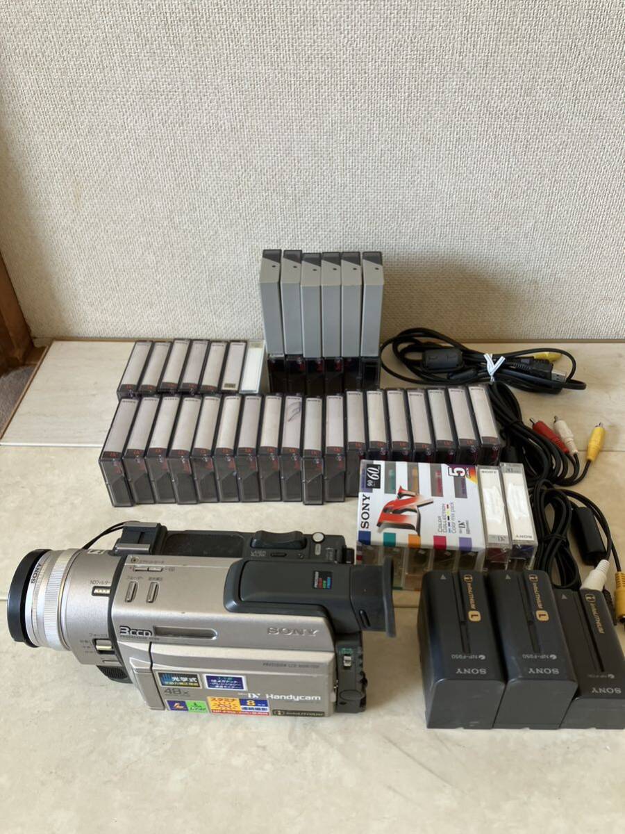 SONY ビデオカメラ ハンディカム DCR-TRV900 NTSC 中古ジャンク品 中古テープ付き 部品取りにでも！の画像1