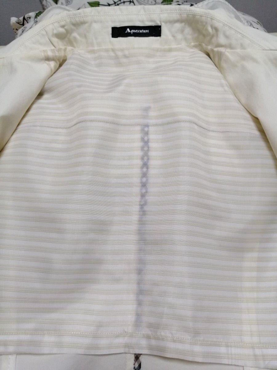 アクアスキュータム レディースサファリジャケット   エレガントな薄いアイボリー系  Mサイズ 綿100%  背半裏地、袖裏地付き