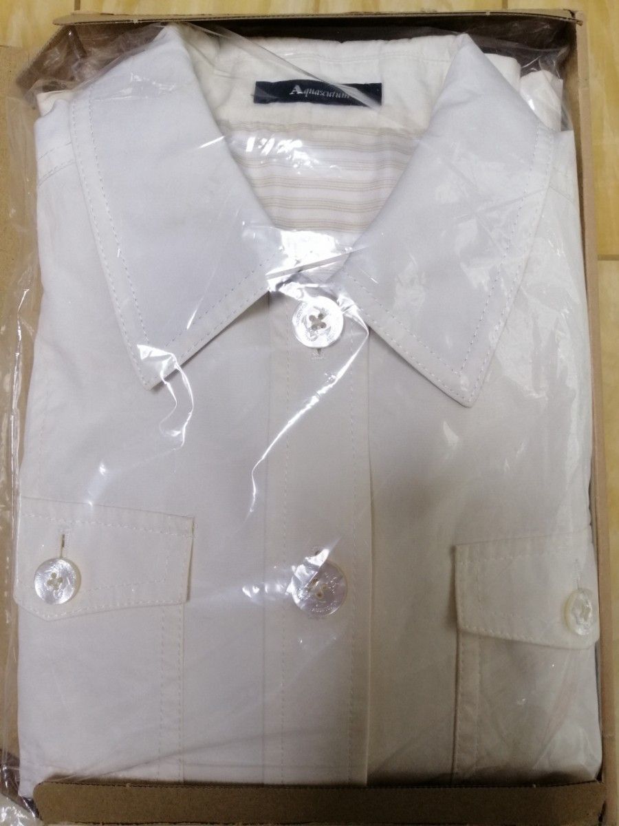 アクアスキュータム レディースサファリジャケット   エレガントな薄いアイボリー系  Mサイズ 綿100%  背半裏地、袖裏地付き