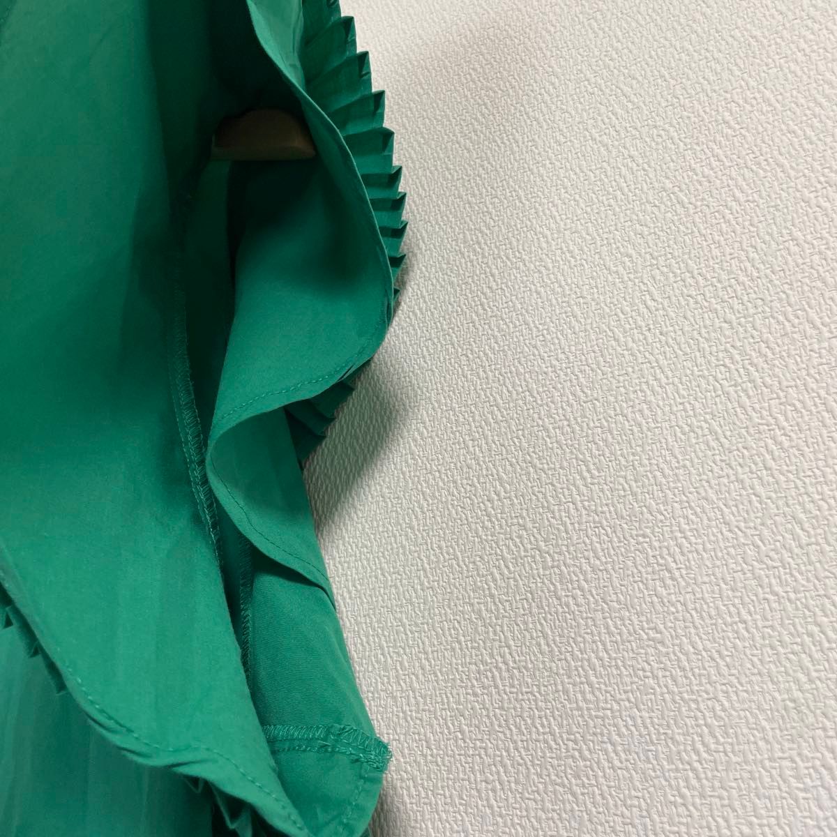 値下げ済み【新品】プリーツフリル袖のコットンブラウス　チュニック　グリーン　フリーサイズ　Aライン 二の腕カバー　フレンチスリーブ