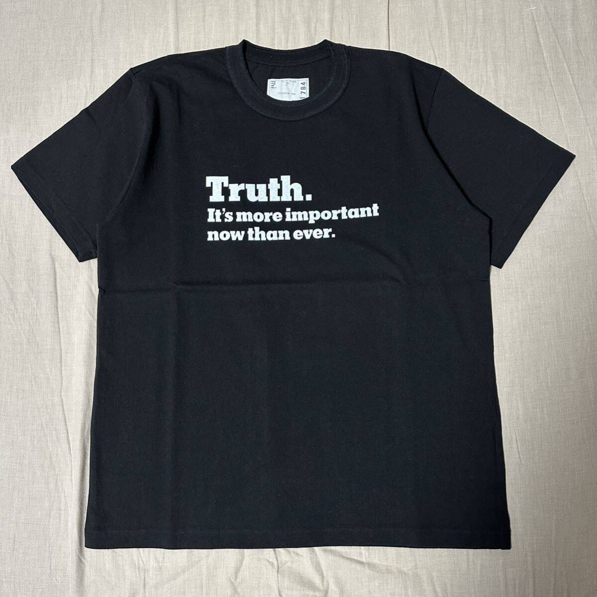 未使用品 希少 sacai×The New York Times 18AW Truth. Tシャツ Size4 Black カットソー スウェット パーカー デニム ブルゾン_画像4