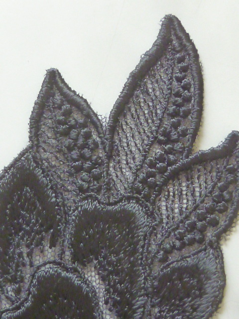 ○（348）　レーヨン/ナイロン　繊細なエンブロイダリーレース　かわいい草花柄　黒色　2ペア_画像3