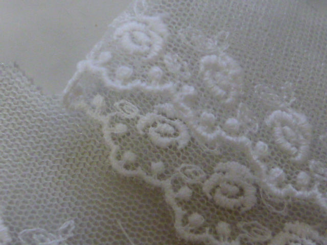 ! rayon / nylon delicate .embro Ida relay s lovely . floral print white color 3.6m