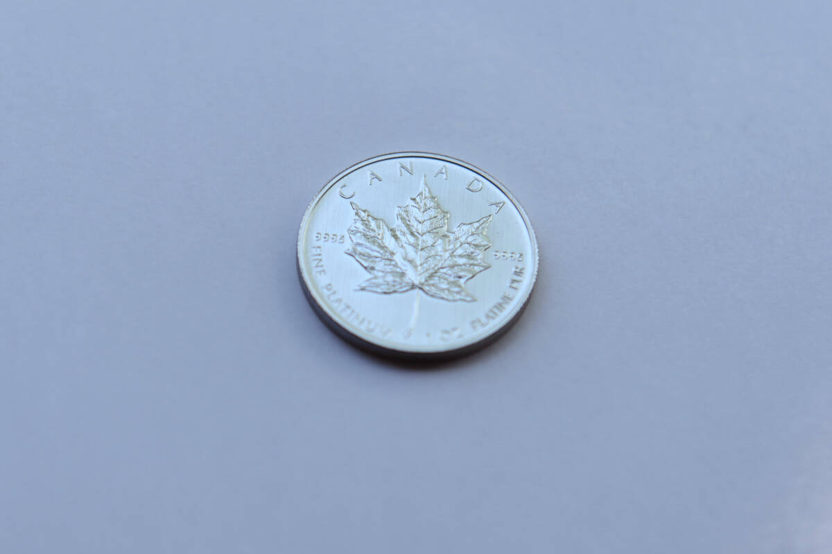 * прекрасный товар платина монета Maple leaf 1 унция 1oz Canada белый золотой клен leaf Pt999 платина 50 доллар монета 