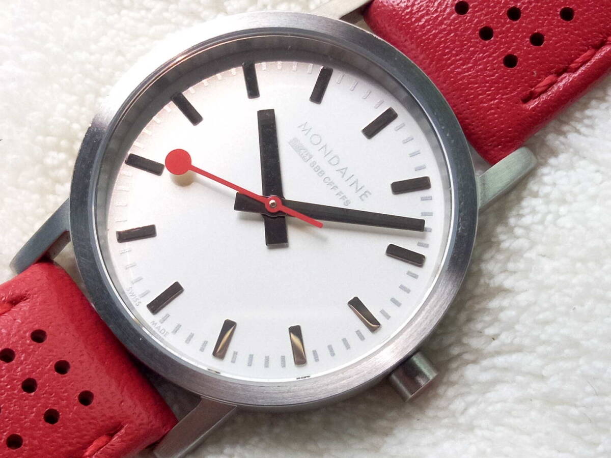 超美品　MONDAINE モンディーン 腕時計 30ｍｍ　ボーイズサイズ　メンズレディース