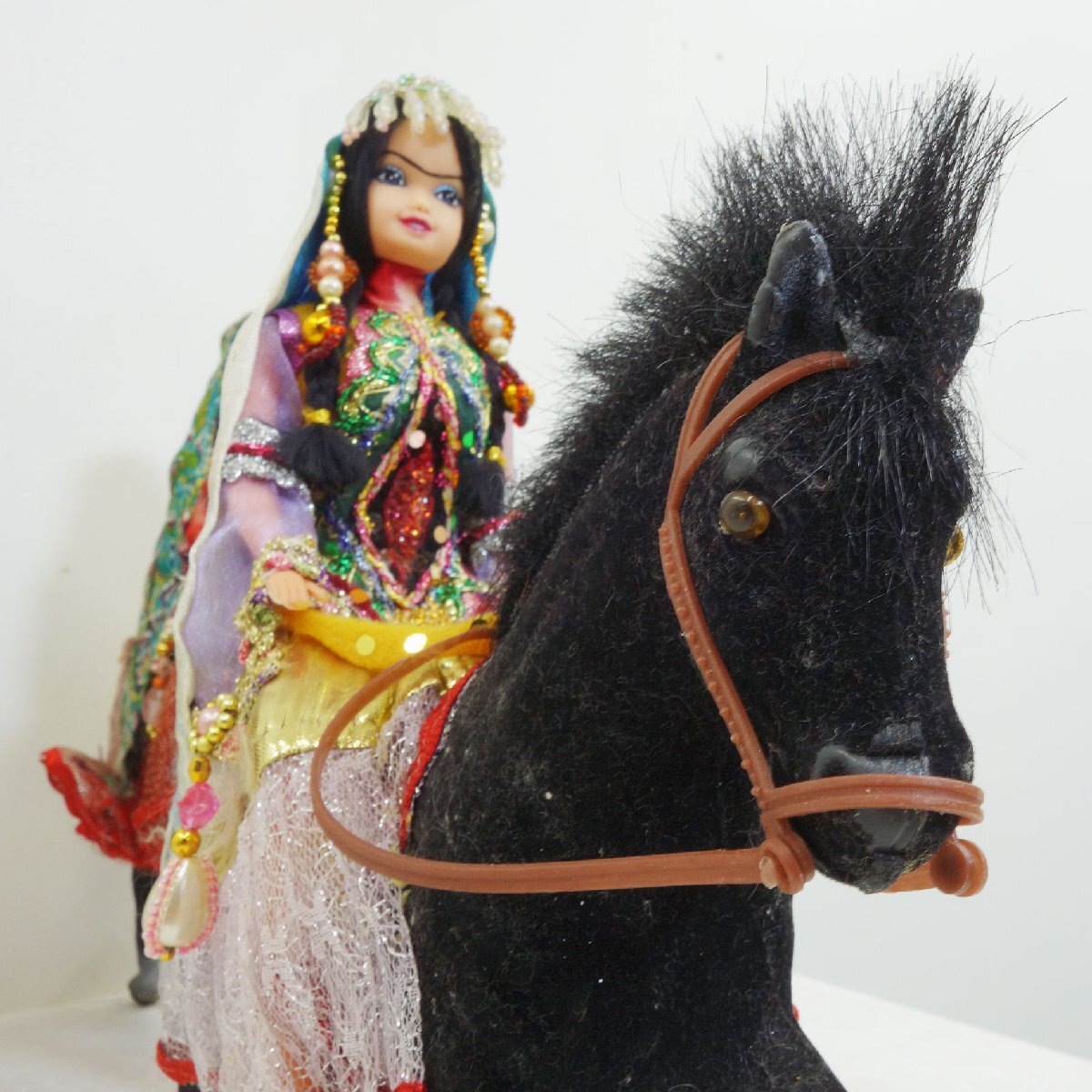 送料無料/展示品 ◆ イラン ペルシャ 馬に乗る女性 3体セット ◆ 民族衣装 馬_画像7
