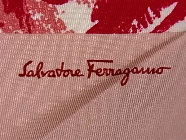■新品■未使用■ Salvatore Ferragamo フェラガモ シルク100% 総柄 ツイリー リボンスカーフ レディース ピンク系 AV8716_画像3