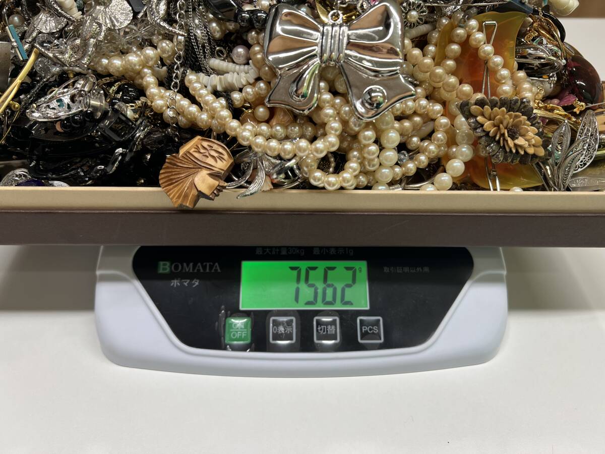 メッキ イミテーション アクセサリー おまとめ 約7.5kg リング ネックレス カフス タイピン パール 珊瑚 シルバー【5400】の画像2