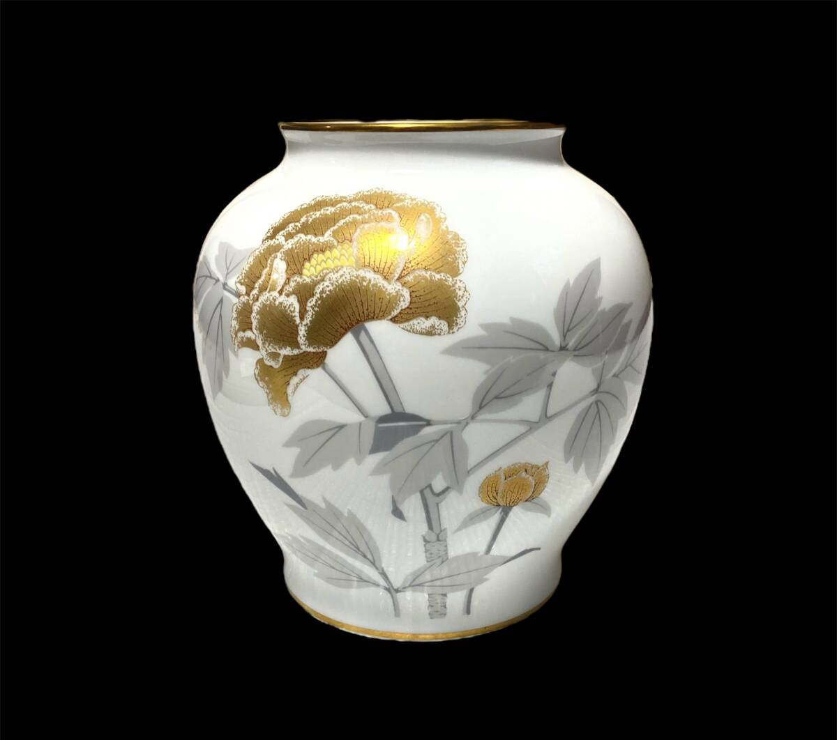 大倉陶園 OKURA 白磁 金彩 牡丹紋 花瓶 花器 フラワーベース 共箱【FGA00001】_画像2