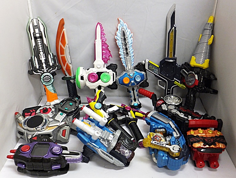 現状品・ジャンク 仮面ライダー 関連グッズ 変身ベルト 等 大量セット ビルド/エグゼイド/ドライブ/ウィザード DXクローズマグマナックル他の画像2