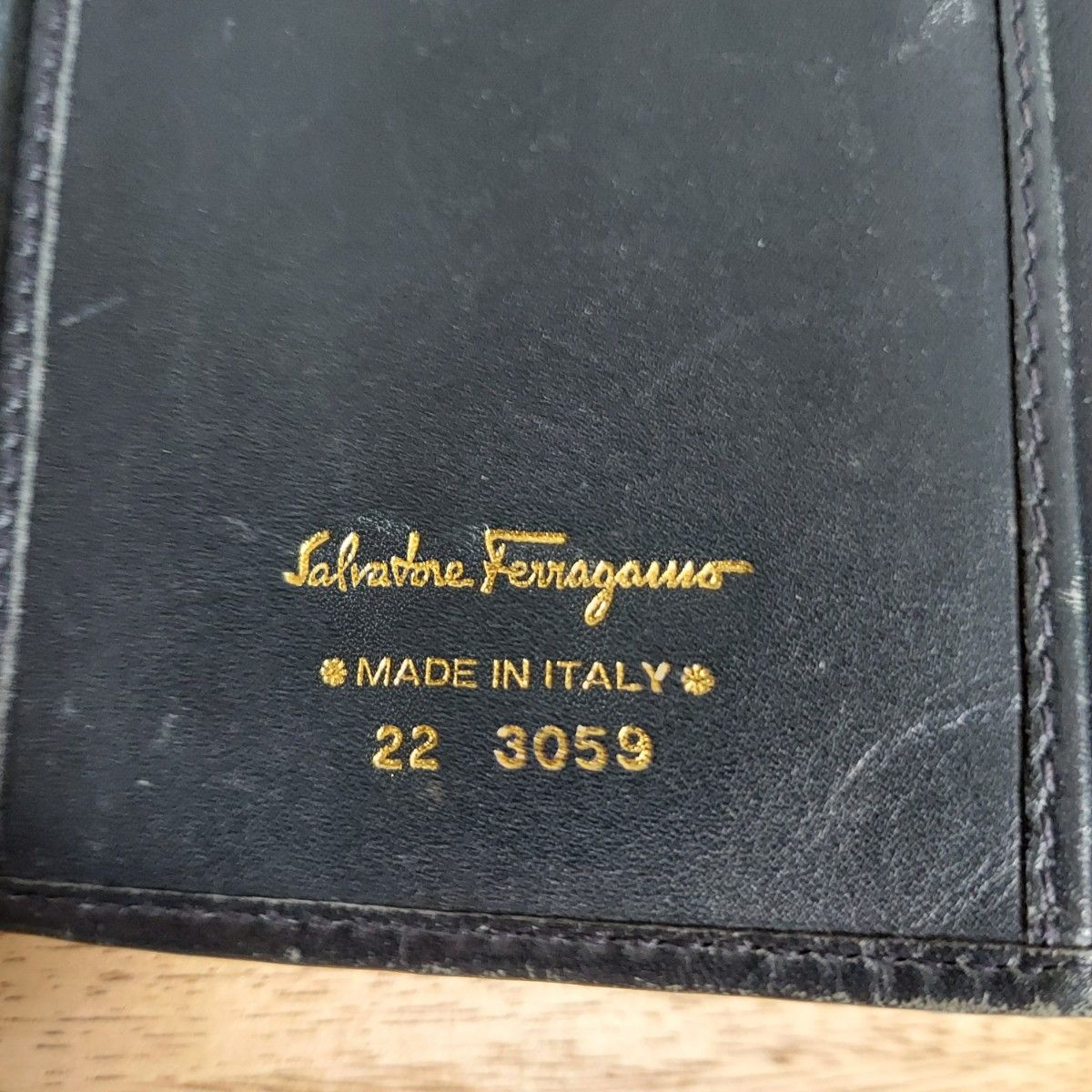 サルバトーレフェラガモ　Ferragamo　ヴァラリボン　金金具　黒レザー