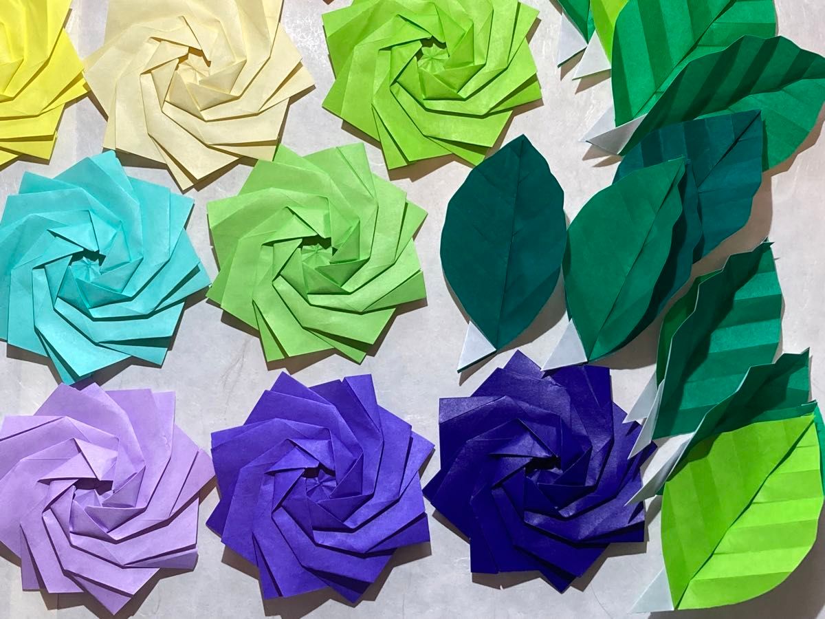 【折り紙ハンドメイド】カラフルな薔薇の花20個＆葉っぱ40枚のセット　壁面飾り