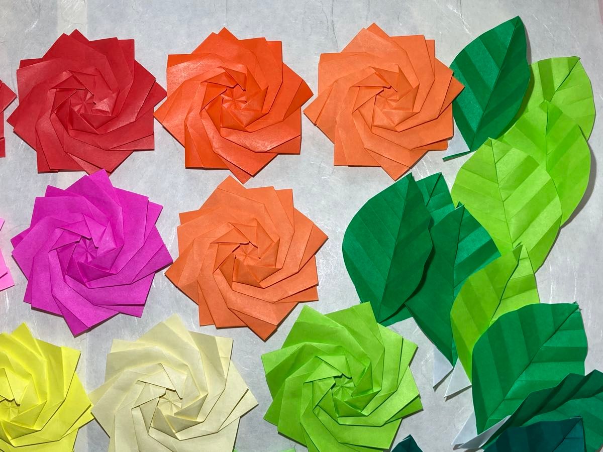 【折り紙ハンドメイド】カラフルな薔薇の花20個＆葉っぱ40枚のセット　壁面飾り