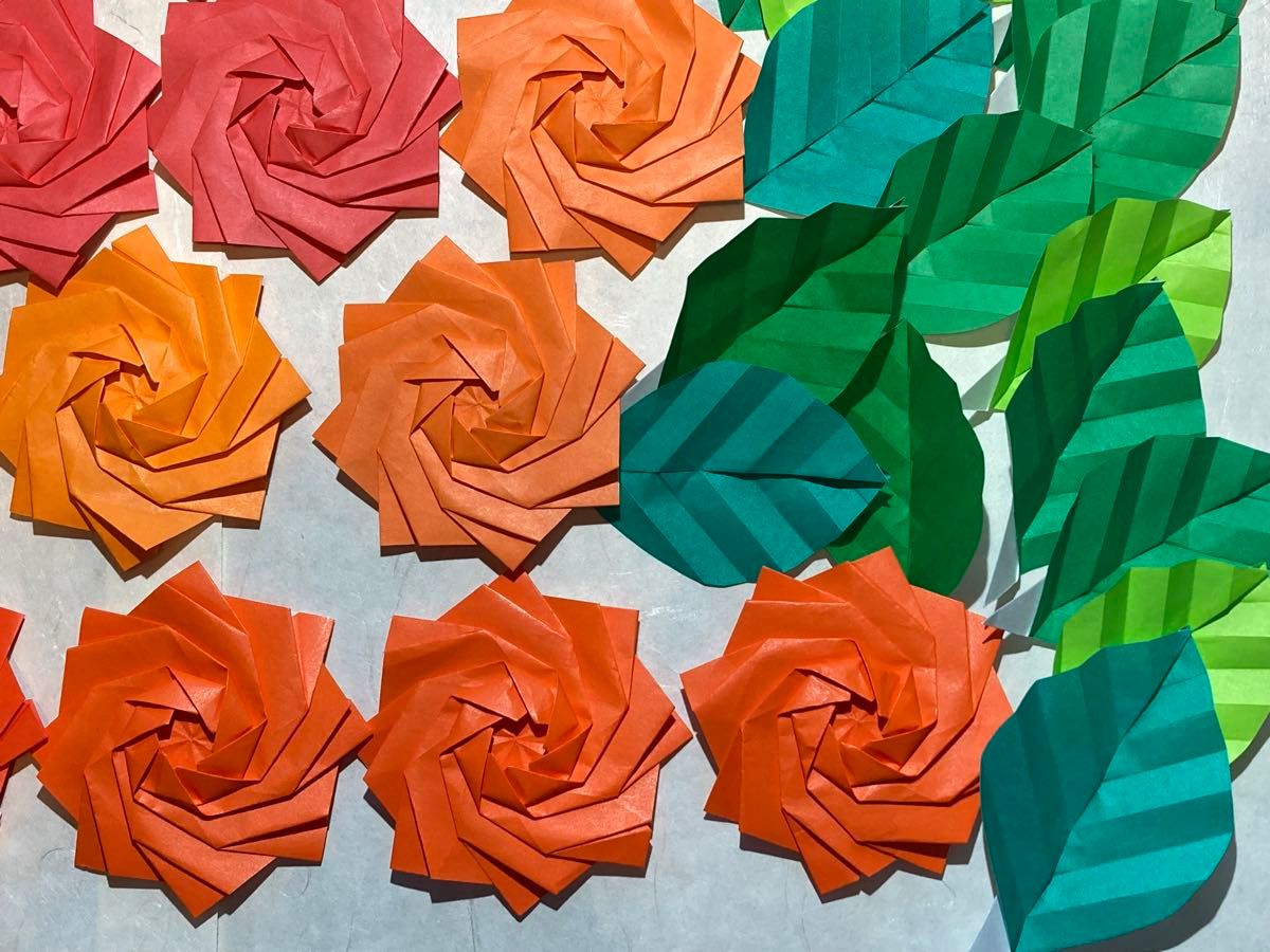 【折り紙ハンドメイド】赤、オレンジ系の薔薇20個＆葉っぱ40枚セット　 壁面飾り
