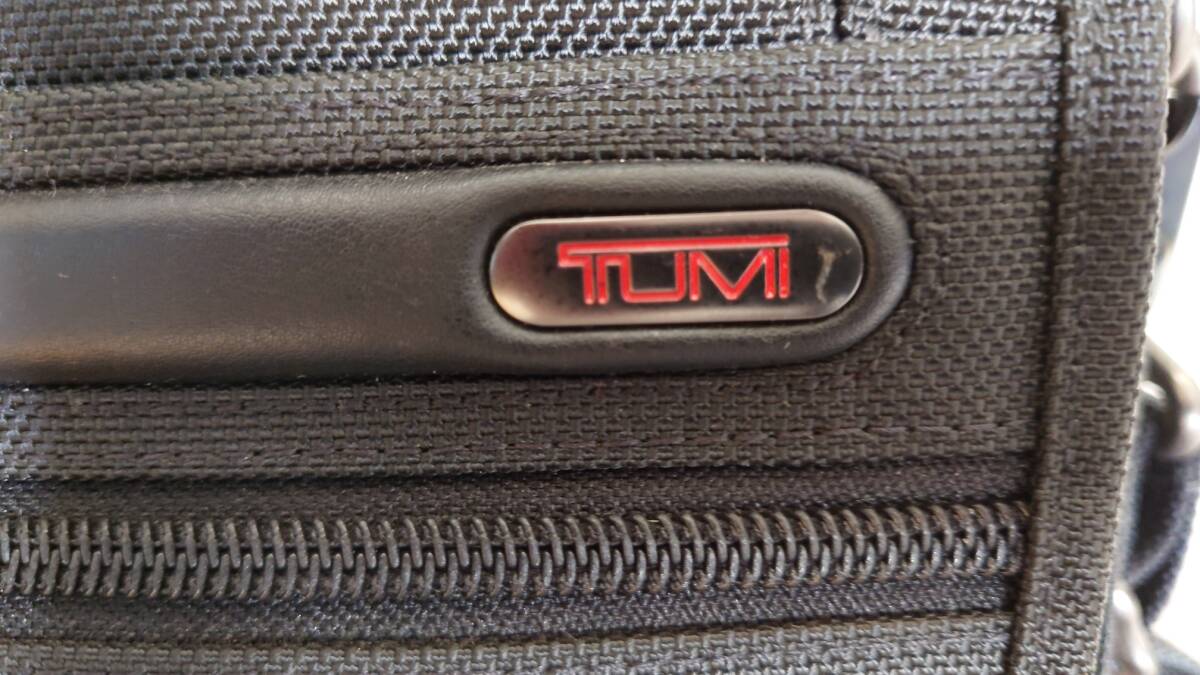＜未使用品・稀少品＞ TUMI トゥミ ショルダーバッグ ハンドバッグ 2way バリスティックナイロン 黒　ブラック 22101D4_ロゴ右横のメタルにわずかな疵が見られます