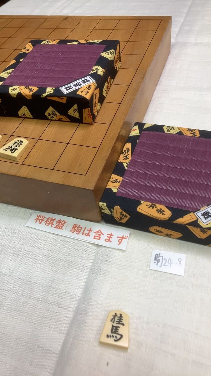 畳はえび茶色の新作です。とても洒落た畳に将棋駒柄のへり、とても鮮やかな駒台です。駒24-8