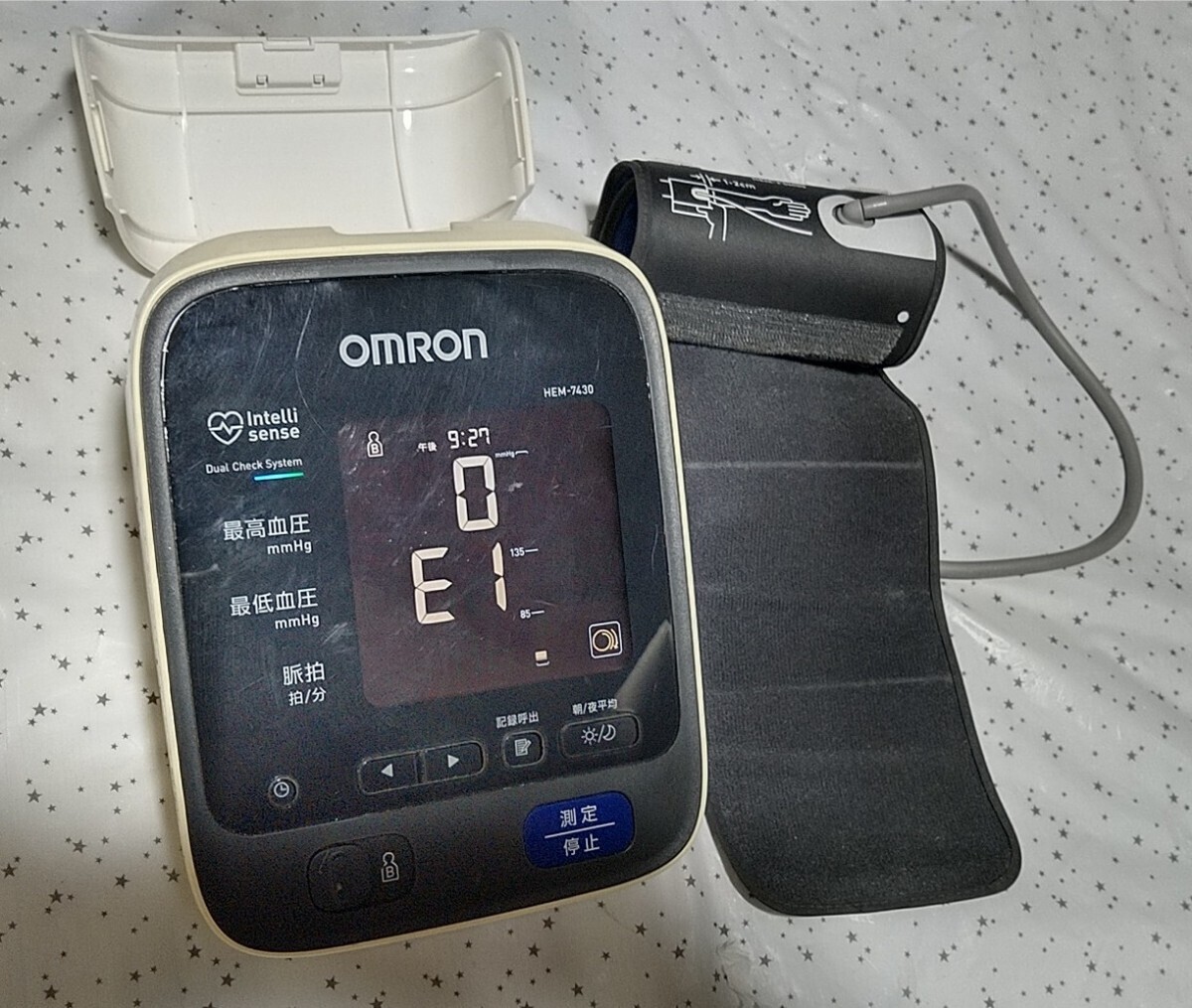 ⑧安心のブランド OMRON オムロン HEM-7430 高性能 自動電子血圧計 上腕式 フィットカフタイプ 腕帯巻き付け 中古 稼働品 長期保管品_画像1