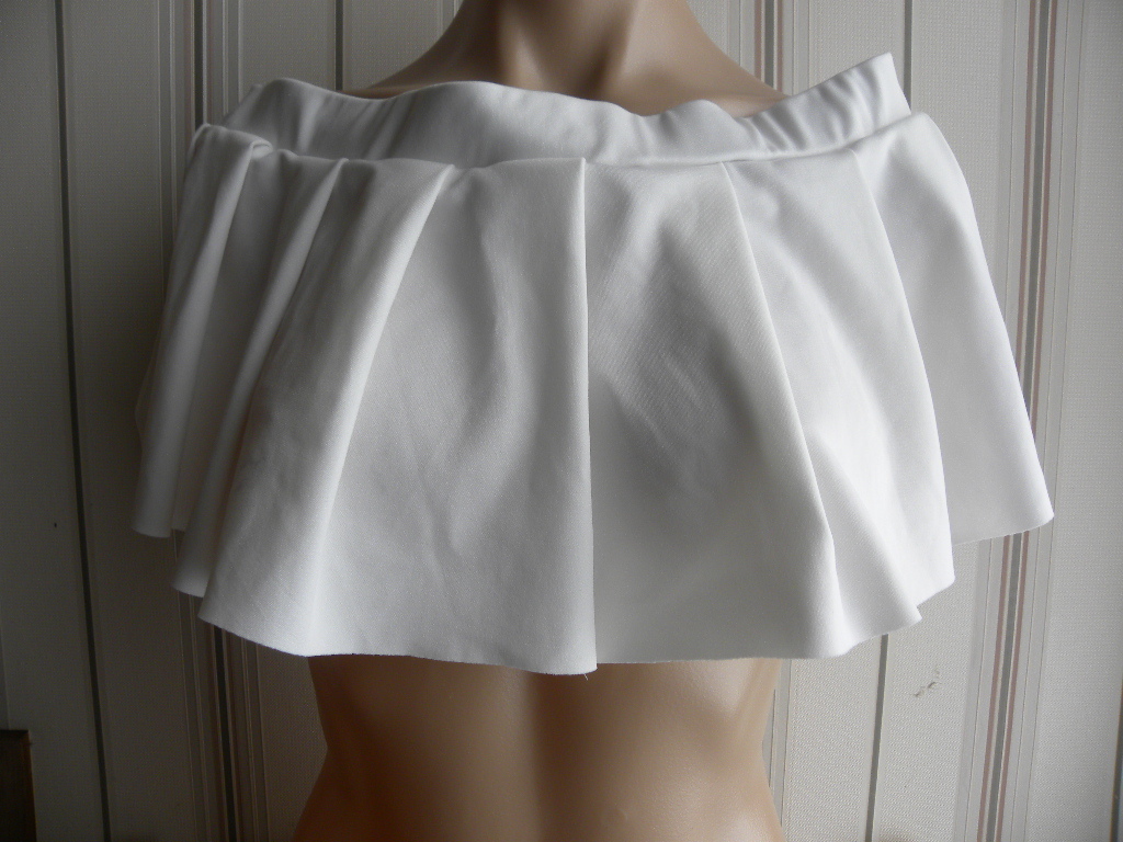 *LL size white futoshi pleat. over miniskirt *