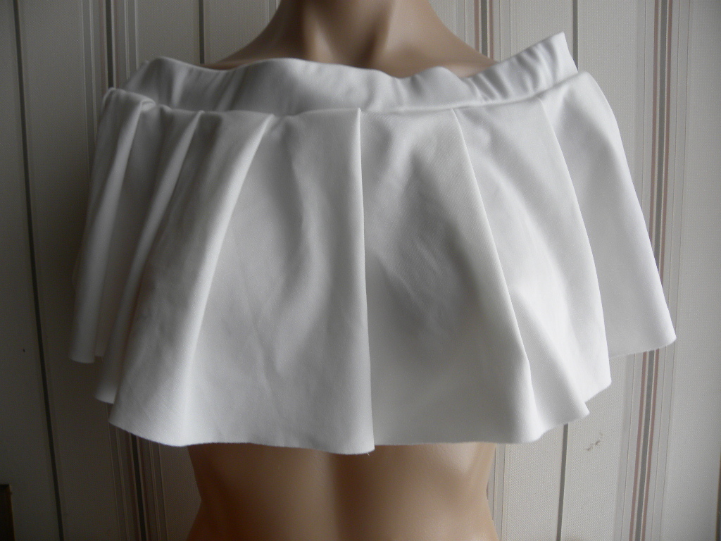 *LL size white futoshi pleat. over miniskirt *