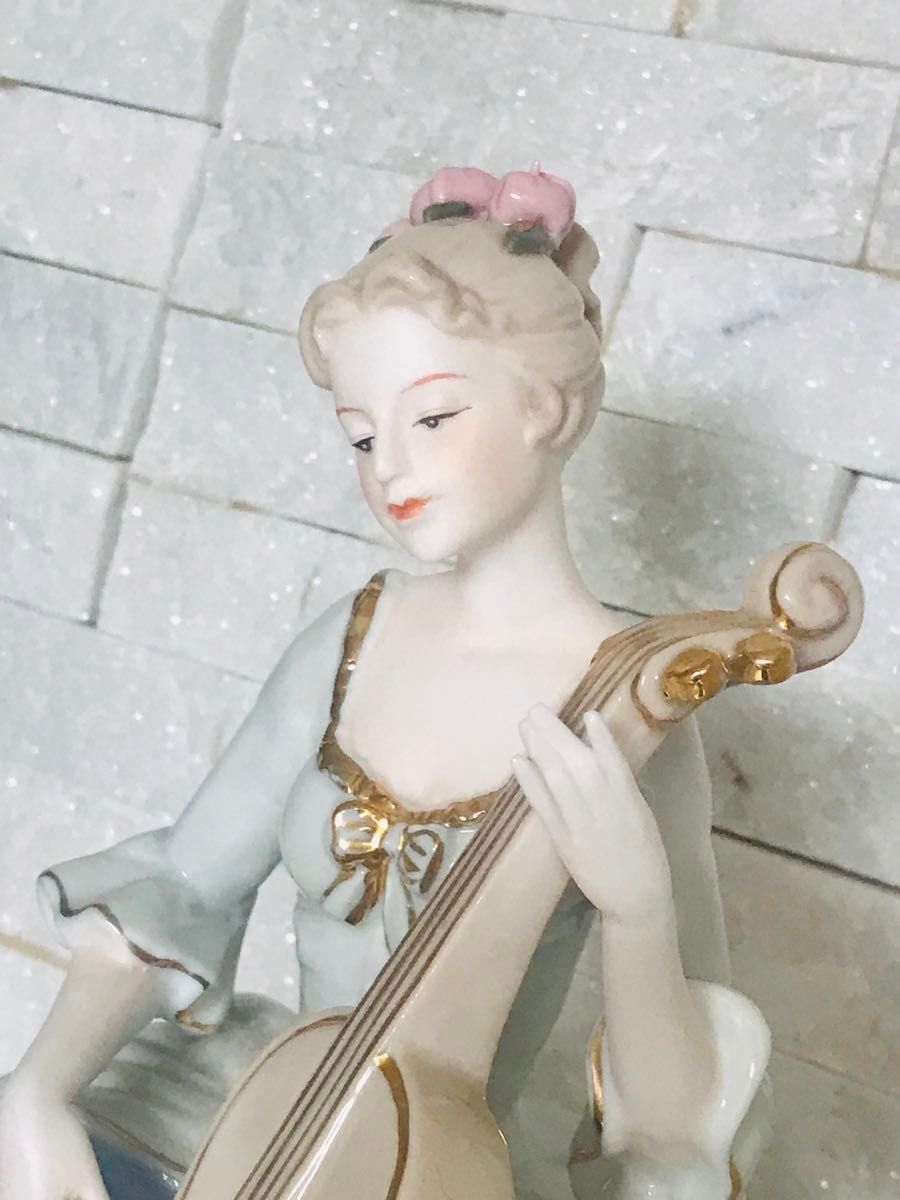 リヤドロやマイセンがお好きな方に チェロを弾く女性の置物 陶器 リヤドロやマイセンがお好きな方に チェロを弾く女性の置物 陶器