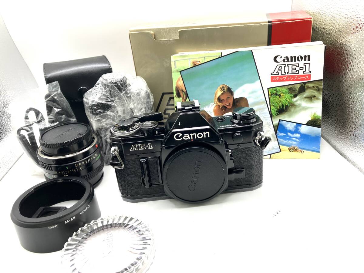 【AK2527】Canon AE-1 ブラック フィルム一眼レフカメラ FD 50mm 1:1.8 付属品多数/稼働未確認の画像1