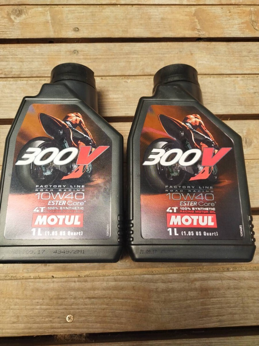 【お得な2本セット】104120 MOTUL (モチュール) 300V FACTORY LINE ROAD RACING 10W40 ファクトリーライン ロードレーシング 1L 4T_画像1