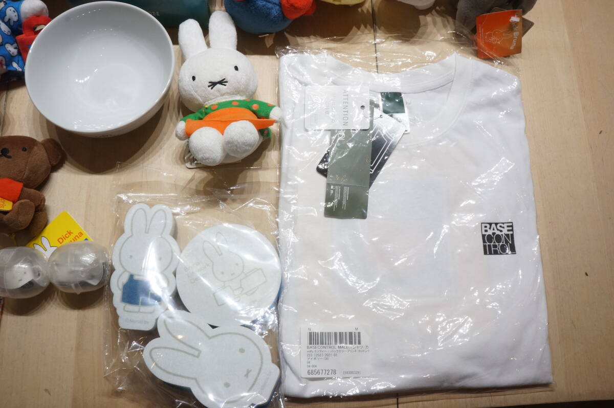 【Z407-1Z】超大量 約4.5㎏ miffy ミッフィー グッズ まとめ売り ぬいぐるみ/食器/Tシャツ/ポーチ/スポンジ 他 福袋 コレクションの画像4