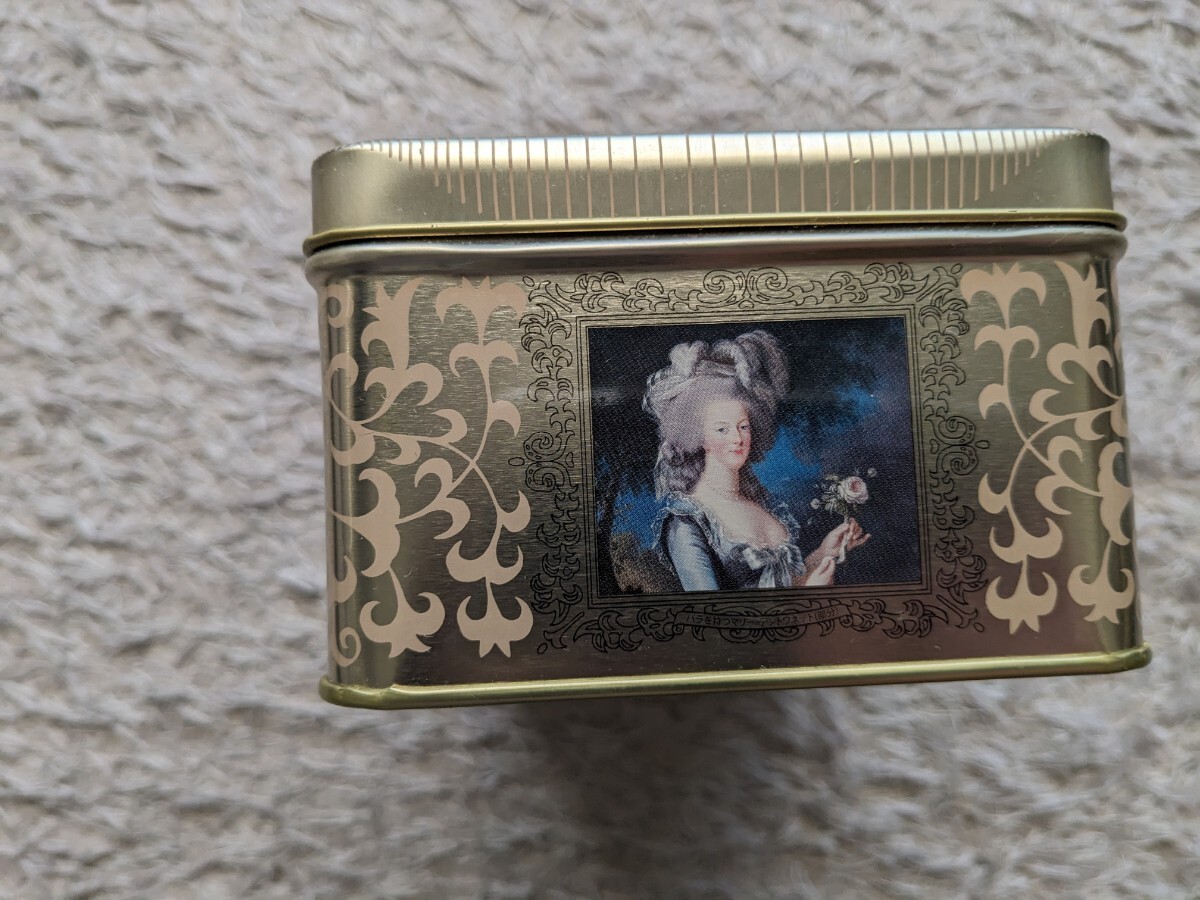 株式会社レーマン 菓子缶 バラを持つマリーアントワネット フランス風 アンティーク風 上品きれい ゴールドカラー _画像5