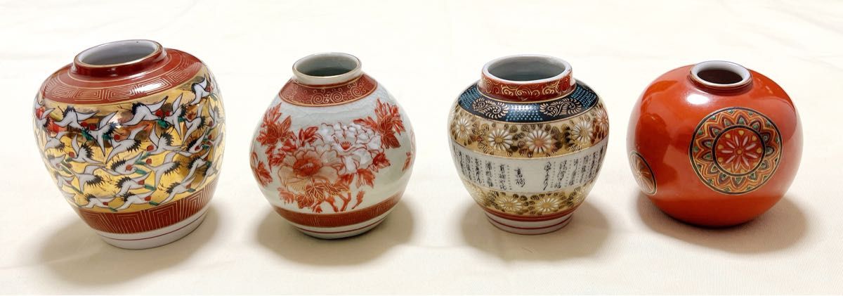 九谷焼 金彩飛鶴&赤絵牡丹&青粒鉄仙文字柄&朱色丸紋 ミニ花瓶 九谷焼 金彩飛鶴&赤絵牡丹&青粒鉄仙文字柄&朱色丸紋 ミニ花瓶