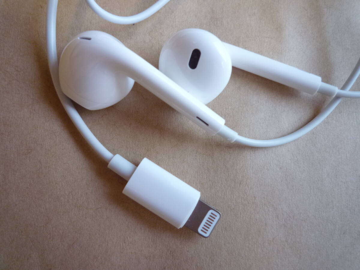 美品 Apple アップル 純正 イヤホン EarPods with Lightning Connector ライトニング端子 イヤフォン ヘッドセットiPhone イヤーポッズ ②_画像4