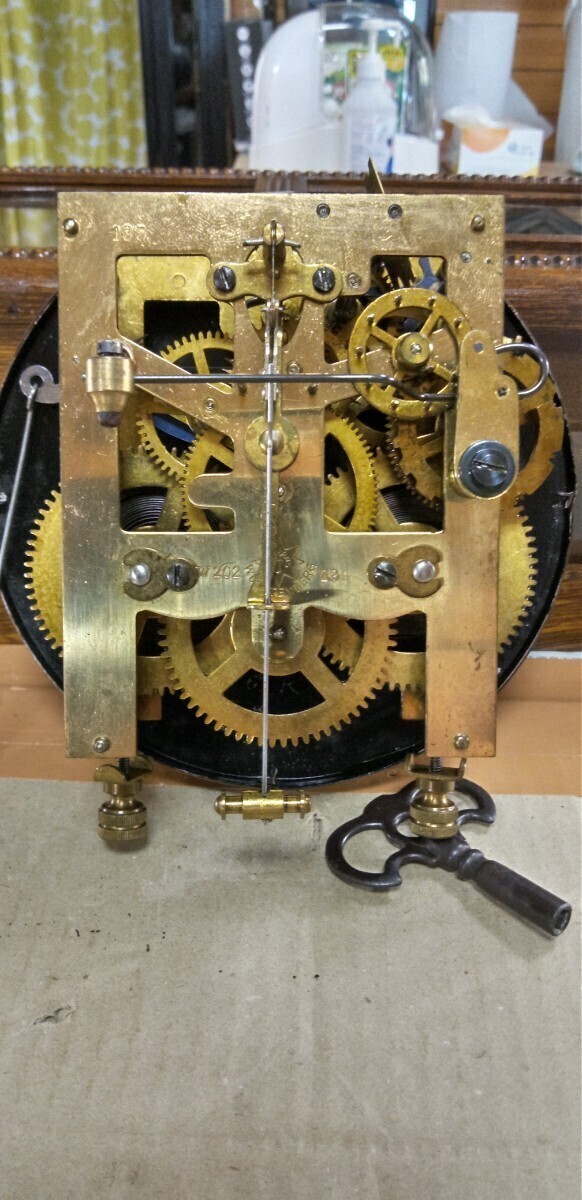 古いアンティーク 小型掛け時計ユンハンス ・ゼンマイ香合入り稼働品・ゼンマイ巻く時.左右固い油汚れ.・ジャンク品扱いとしてお願いします