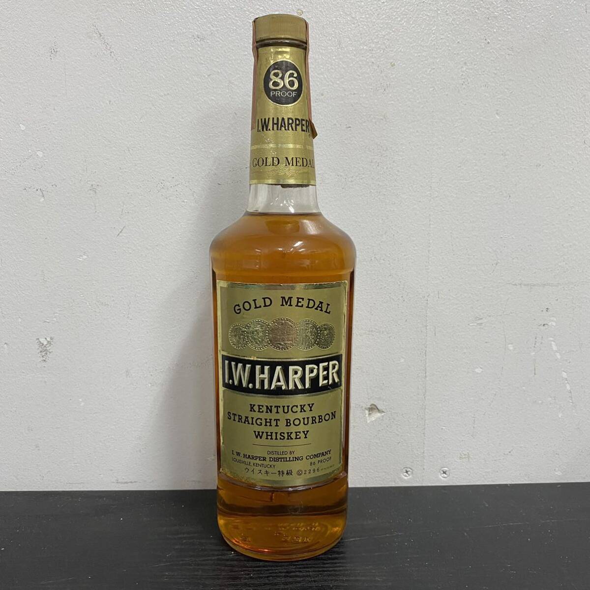 VV207 古酒 I.W.HARPER GOLD MEDAL 特級 ストレート バーボンウイスキー 760ml 43% BFAR I.W.HARPER ゴールドメダル_画像1