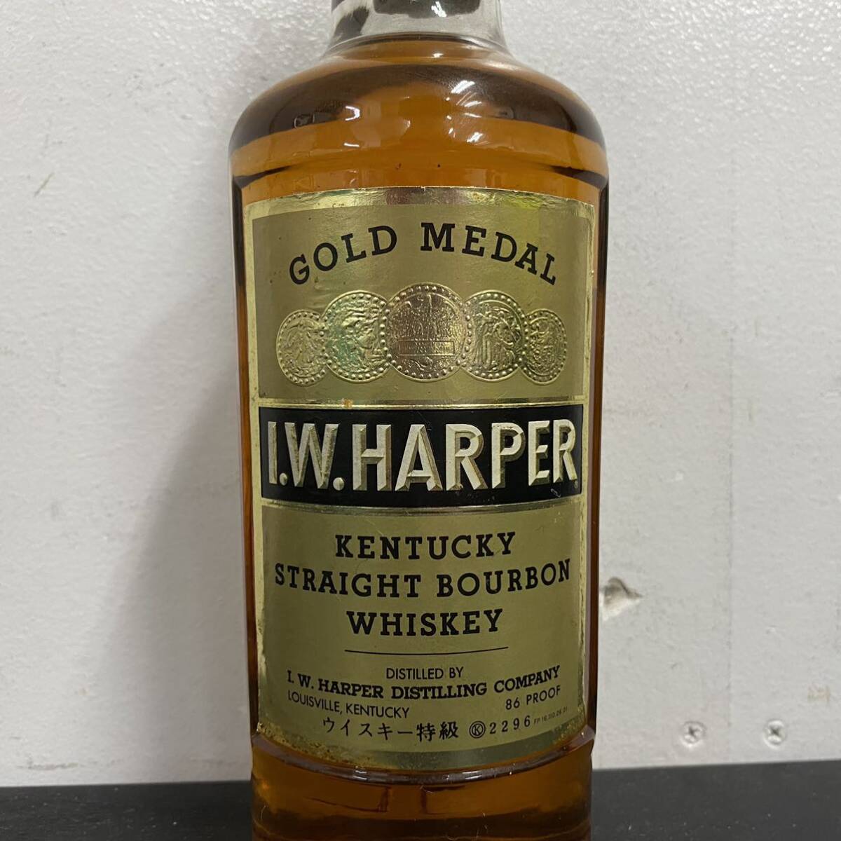 VV207 古酒 I.W.HARPER GOLD MEDAL 特級 ストレート バーボンウイスキー 760ml 43% BFAR I.W.HARPER ゴールドメダル_画像2