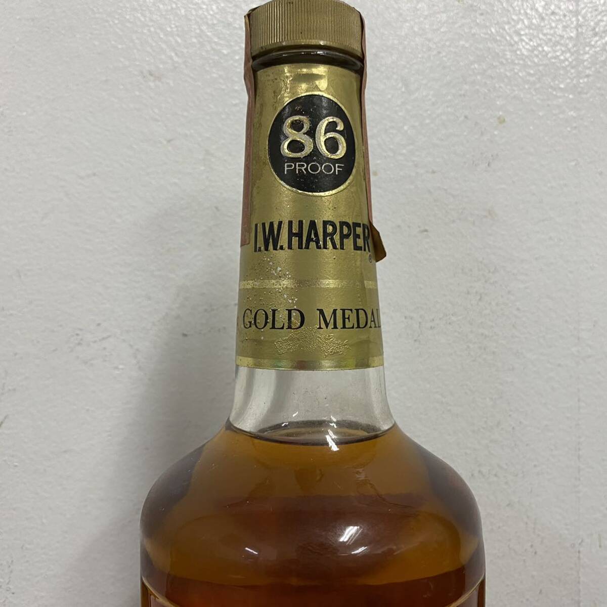 VV207 古酒 I.W.HARPER GOLD MEDAL 特級 ストレート バーボンウイスキー 760ml 43% BFAR I.W.HARPER ゴールドメダル_画像3