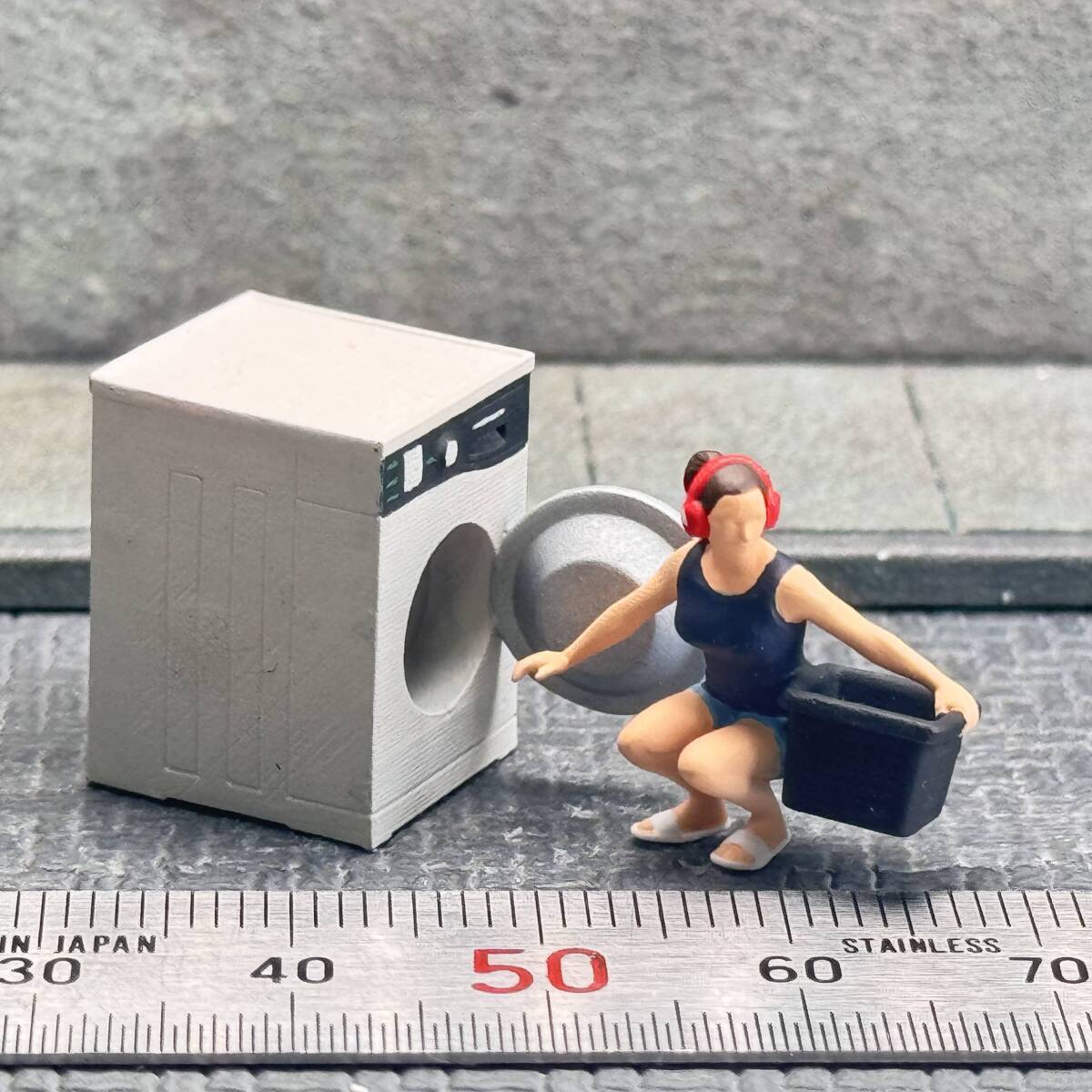 【KS-802】1/64 スケール 業務用洗濯機と利用する女性 フィギュア ミニチュア ジオラマ ミニカー トミカ_画像1