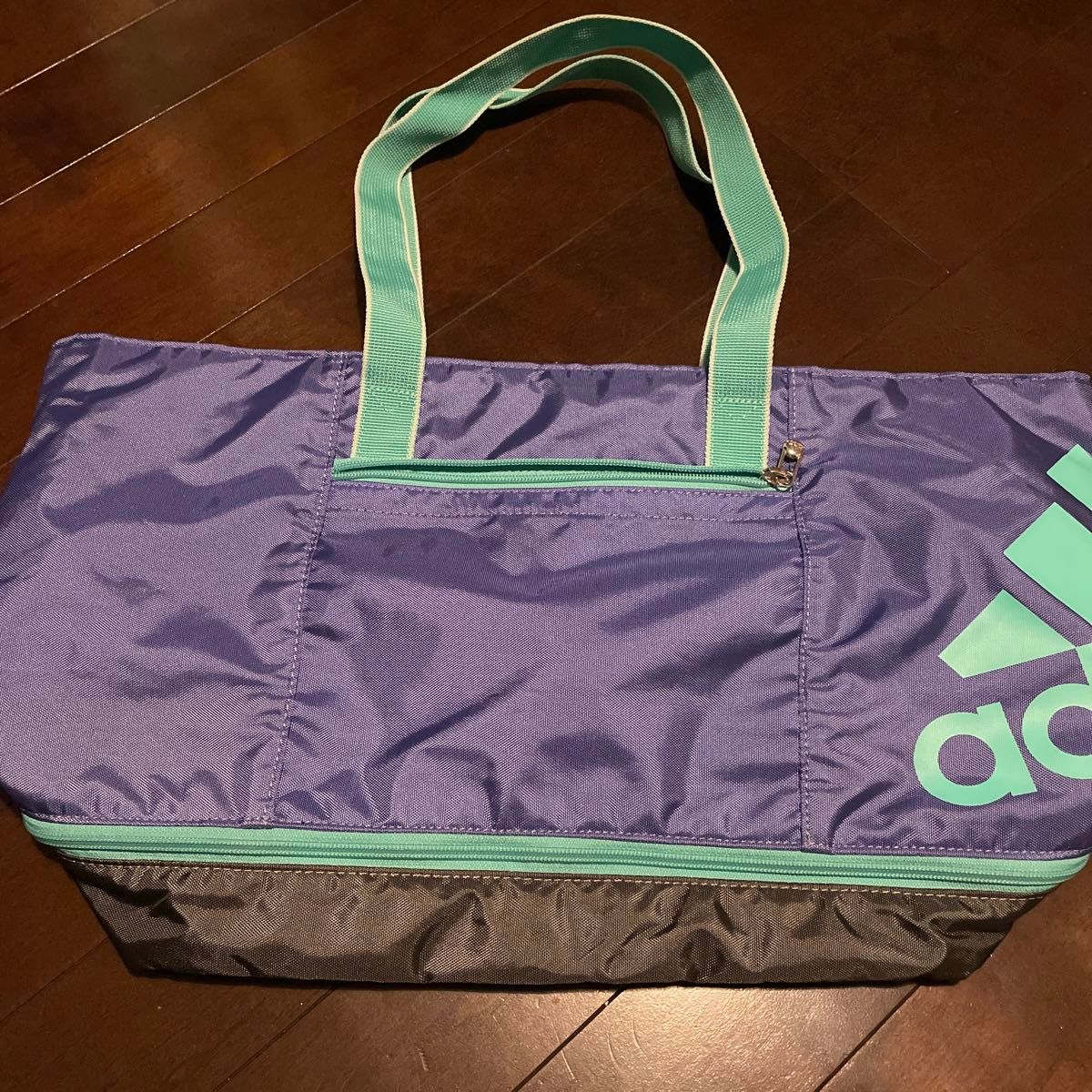 adidasのトートバッグ