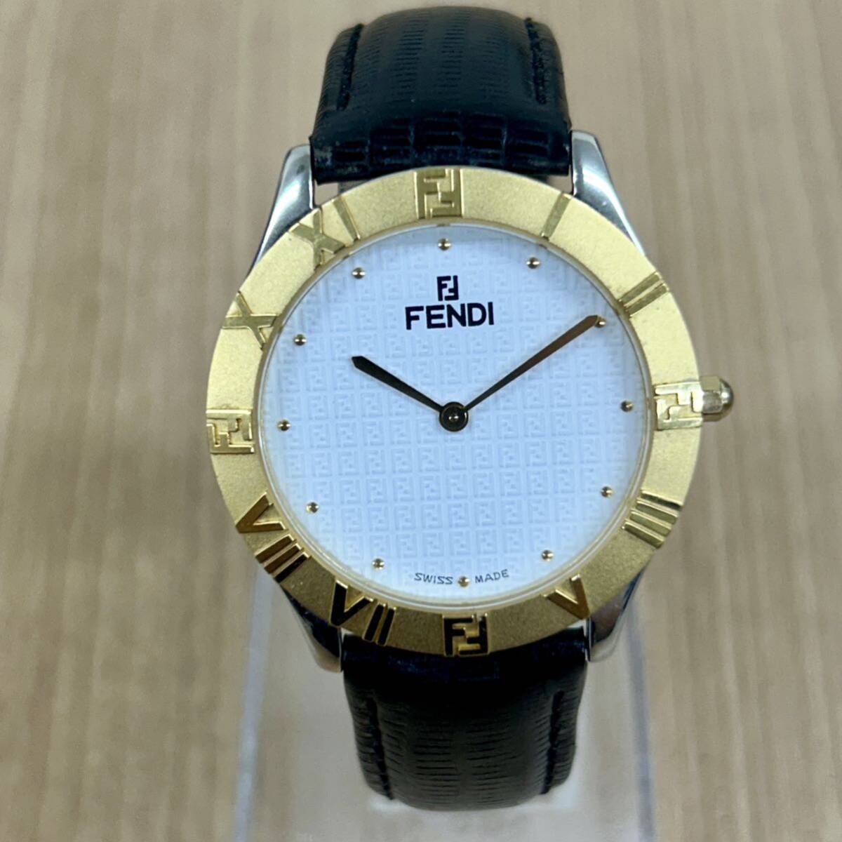 【1円〜】フェンディ FENDI 2000G クォーツ メンズ腕時計 ホワイト文字盤 ラウンドフェイス ローマンベゼル 純正バックル ジャンク管:0515_画像1