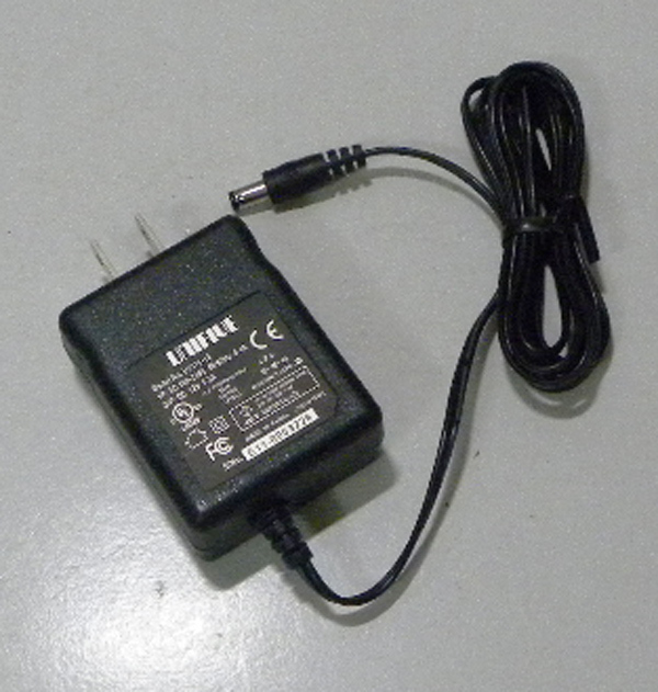 S0846(SLL) 【美品】 UNIFIVE　US318-12　DC12V 1.5A_画像1