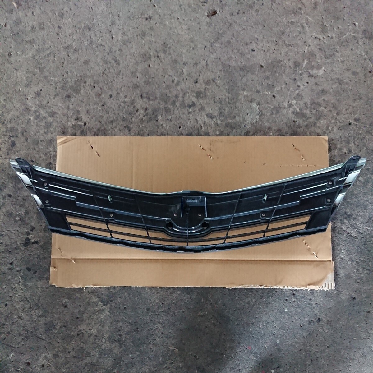 * Corolla Axio NZE161 radiator grill 