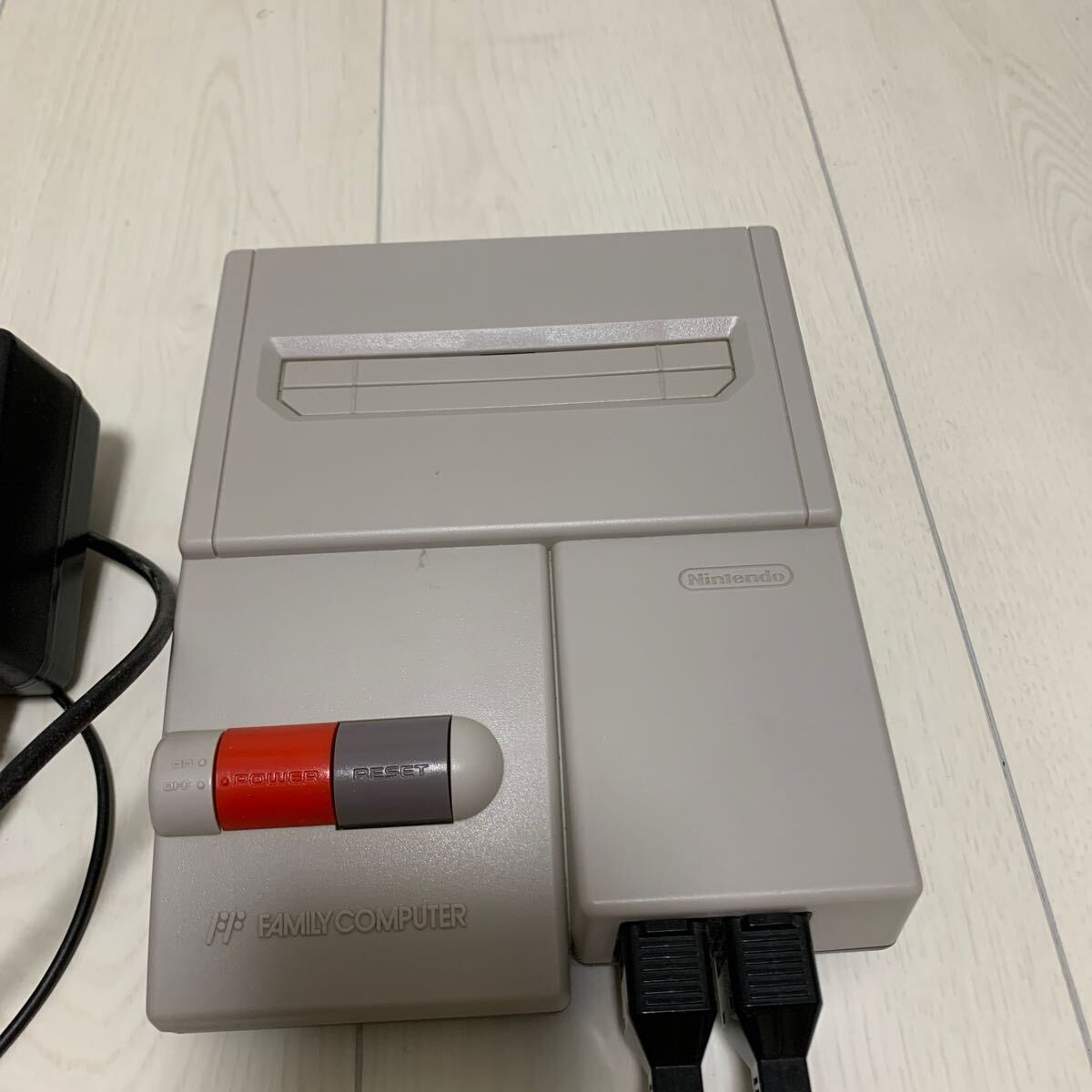 Nintendo 任天堂 ニューファミコン ファミコン ACアダプタ AVケーブル　コントローラー2個　ニンテンドー_画像2