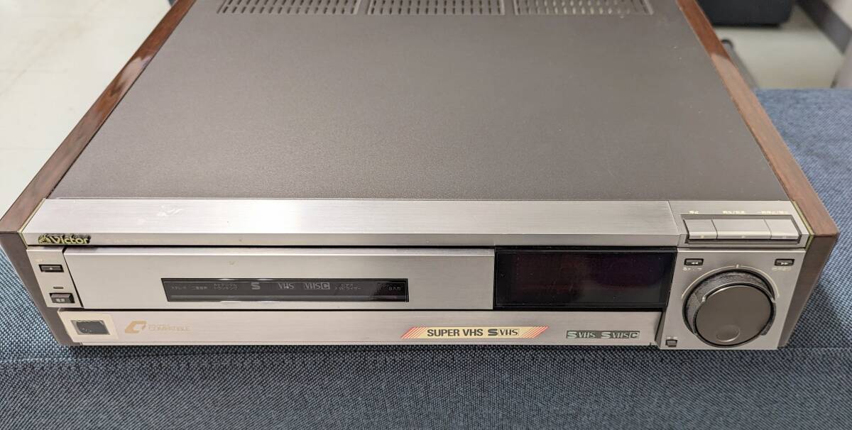 Victor ビクター HR-SC1000 高級 S-VHS/VHS-C ビデオカセットレコーダー 通電OK  42㎝×37㎝×10㎝の画像1