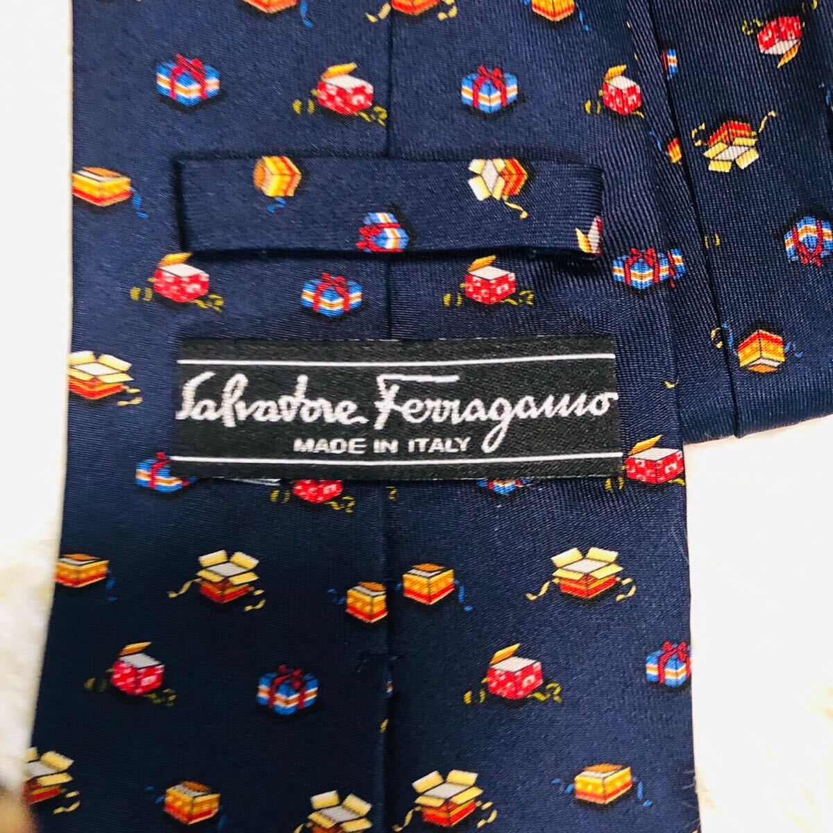 Salvatore Ferragamo サルヴァトーレフェラガモ メンズ 男性 紳士 ネクタイ 総柄 プレゼントBOX 柄 ネイビー 紺 美品 剣先 9.6cmの画像7
