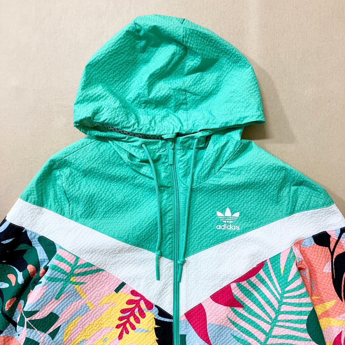 ★美品 adidas アディダス ウィンドブレーカー 長袖 アウター サイズ M マルチカラー PAKAIAN adidas トロピカル ジャケット 春夏 0.4kg★_画像4