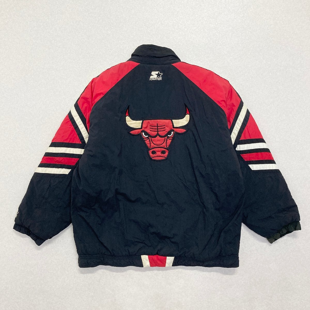 ●90s STARTER スターター 中綿ジャケット ブルゾン ロゴ 刺繍 CHICAGO BULLS シカゴブルズ NBA ブラック/レッド サイズL メンズ 0.9kg●_画像2