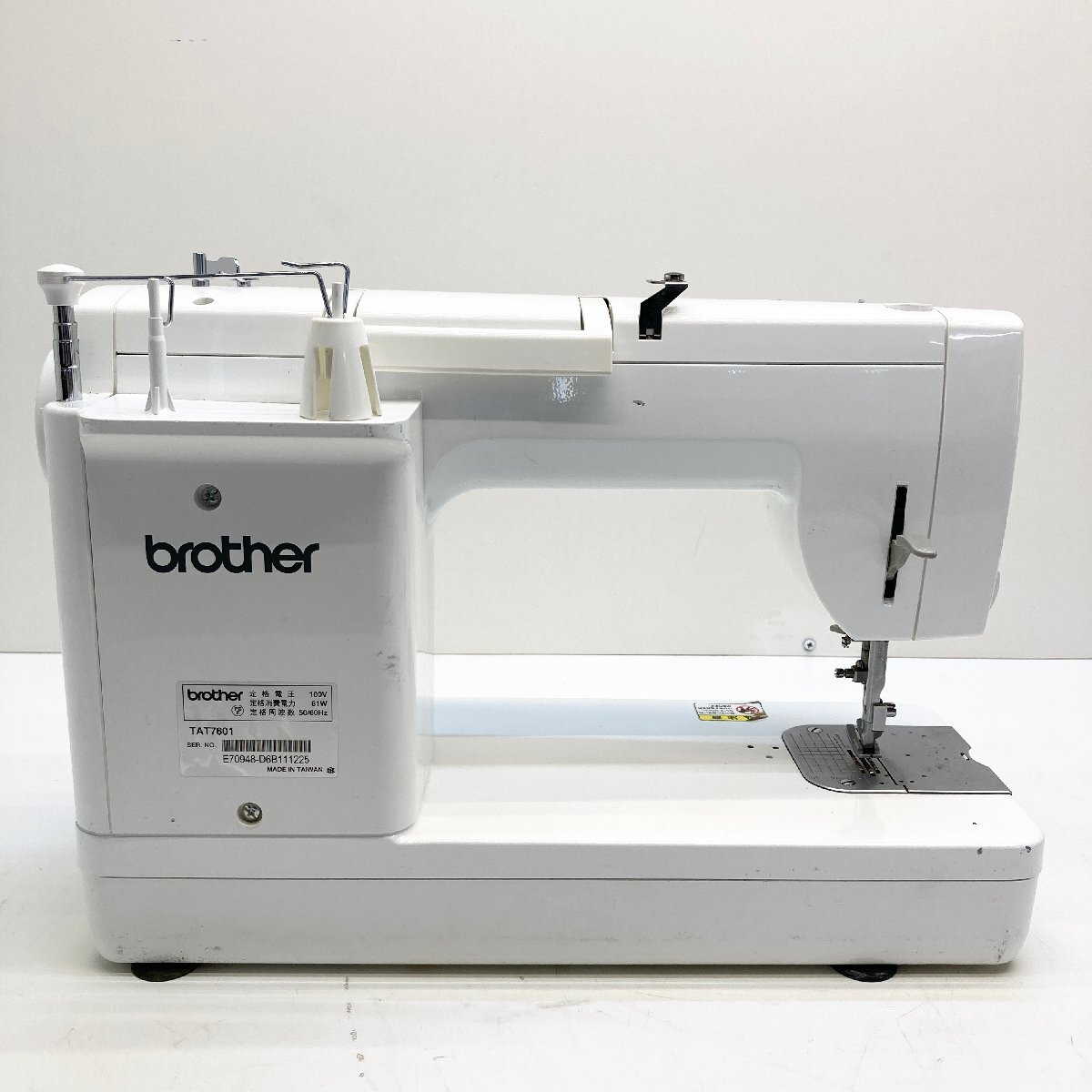 ◆【ジャンク品】BROTHER ブラザー Nouvelle470 TAT7601 ミシン 職業用 本体のみ ハンドクラフト 手工芸 現状品 (E3)O/G60515/1/10.8_画像2