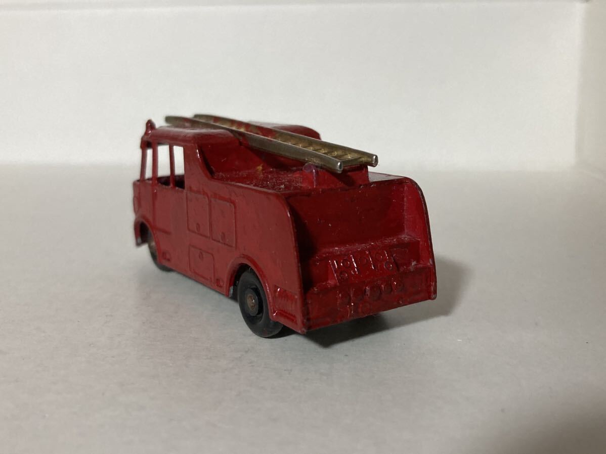 MERRYWEATHER 消防車 ピラー折れ 全体傷塗り色ムラ汚れデコボコ 英レズニー MATCHBOX No.9 同梱は本日終了分のみ、日曜迄にお支払厳守_画像4