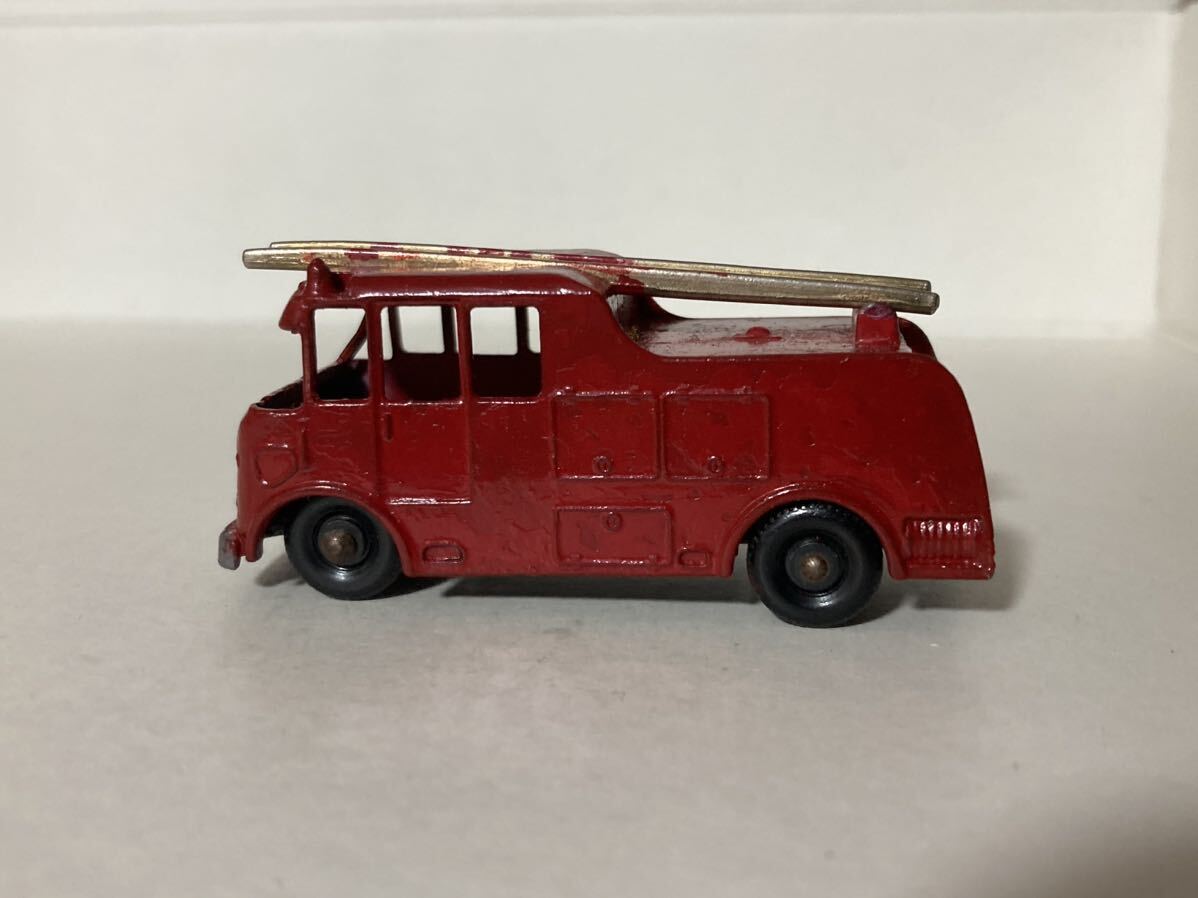 MERRYWEATHER 消防車 ピラー折れ 全体傷塗り色ムラ汚れデコボコ 英レズニー MATCHBOX No.9 同梱は本日終了分のみ、日曜迄にお支払厳守_画像5