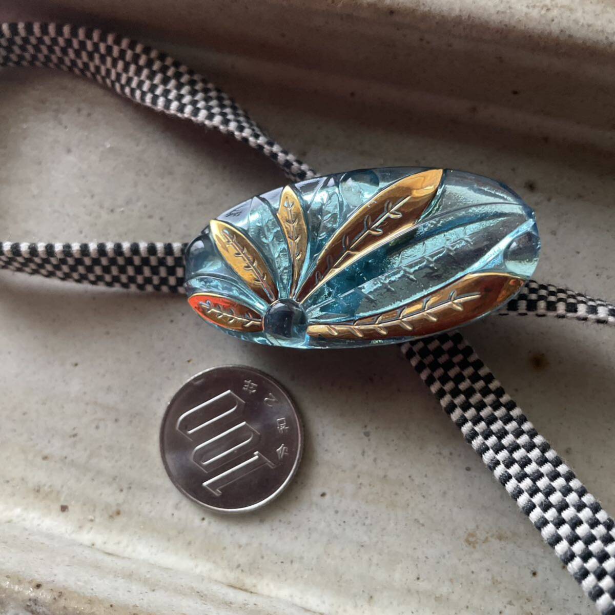 チェコガラスの帯留め　楕円ブルー蜻蛉　三分紐付き_画像2