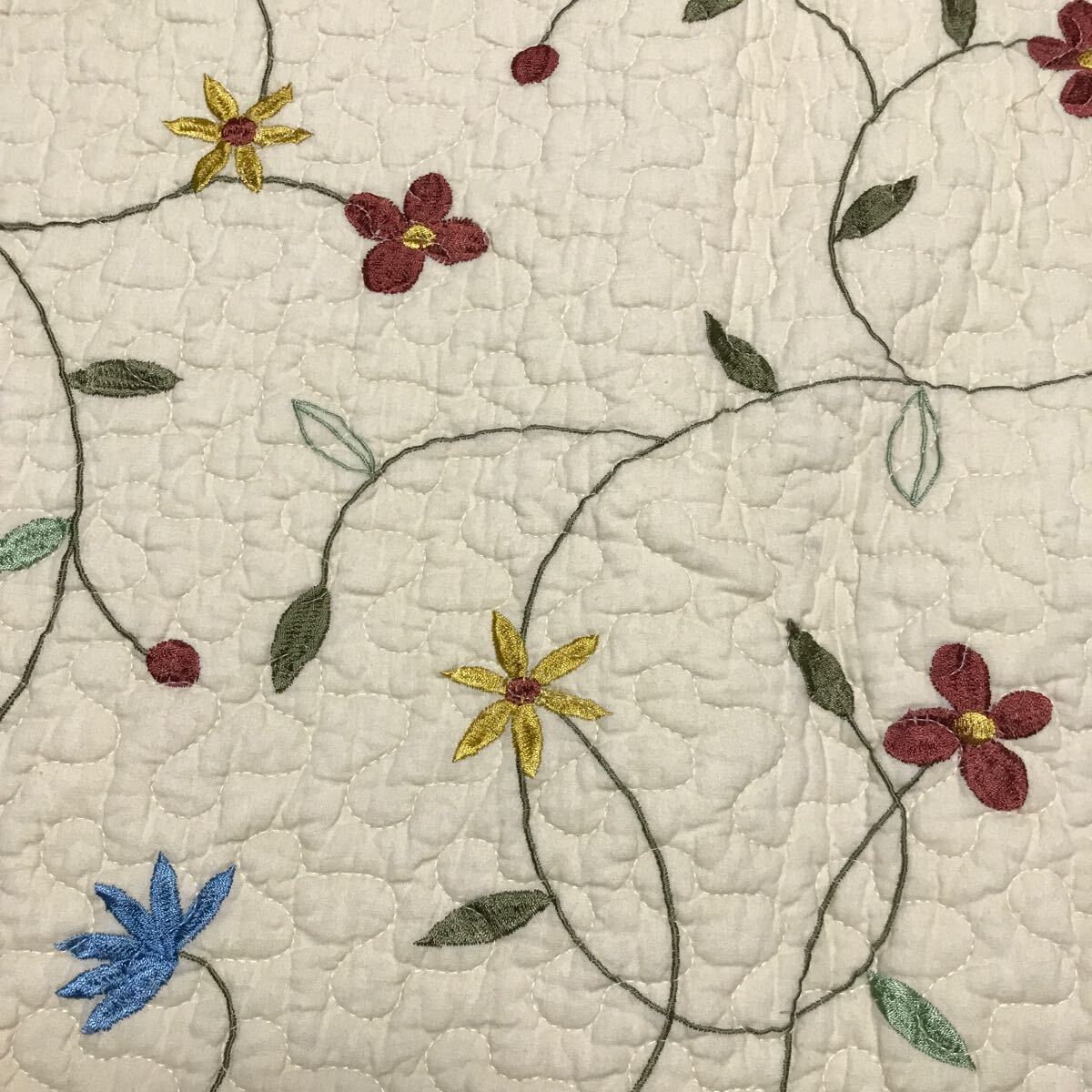 新品 マルチカバー ソファーカバー ベッドカバー キルト 刺繍 花柄 200×200㎝ 綿100% 川島織物セルコンの画像2